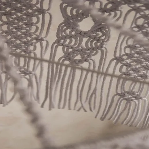 Изящная кружевная работа в интерьере, выполненная вручную, создающая атмосферу уюта и теплоты