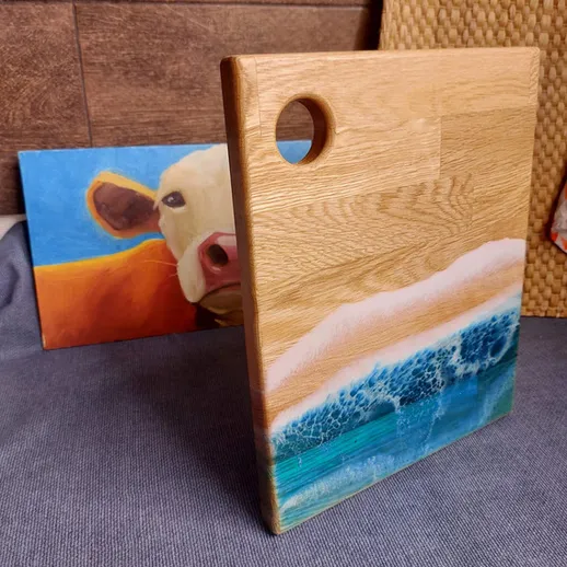 Деревянная доска с художественной росписью коровы на фоне природы