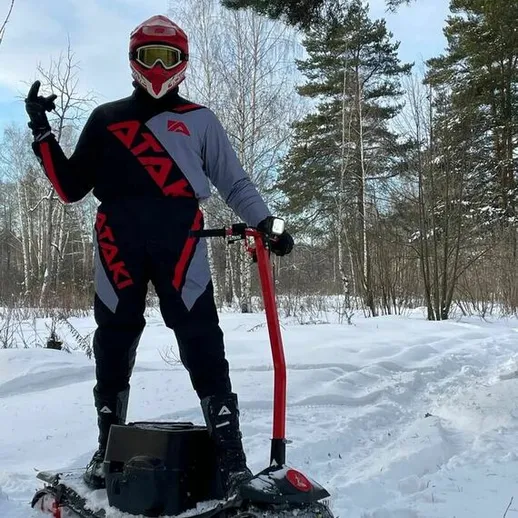 Зимние приключения на снегоступах в лесу, спортивная экипировка и хорошее настроение