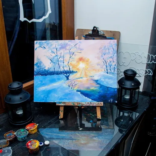 Картина зимнего пейзажа с солнечным светом, выставленная в уютном помещении под вечернее освещение