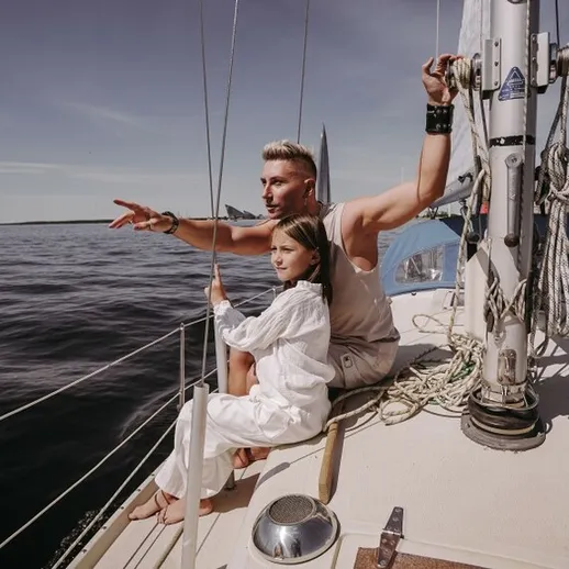 Семья на яхте наслаждается морским путешествием в ясный день у побережья