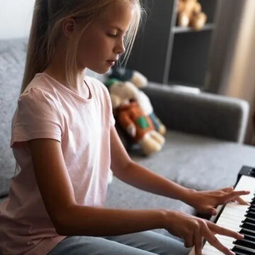 Девочка играет на пианино в уютной комнате с игрушками