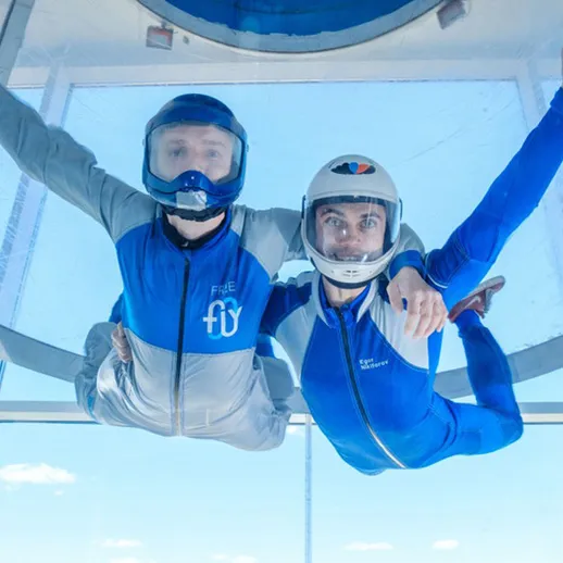 Полет в аэродинамической трубе: два человека занимаются фристайлом в воздухе на тренировке в России