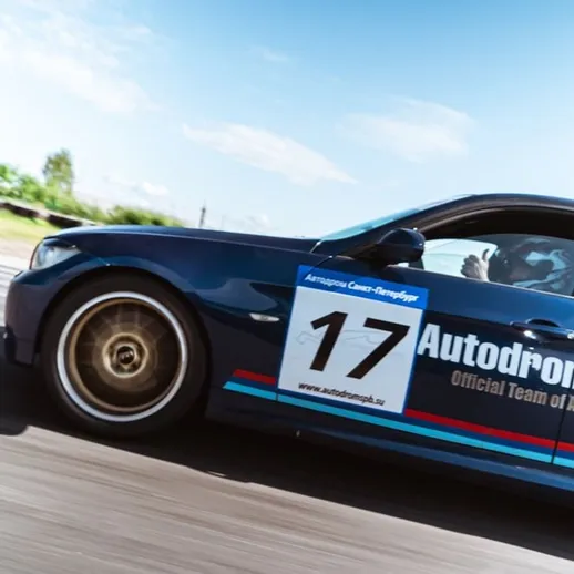 Синий спортивный автомобиль на автостраде во время гонки, солнечный день, город Спб, участник соревнований 2023 года