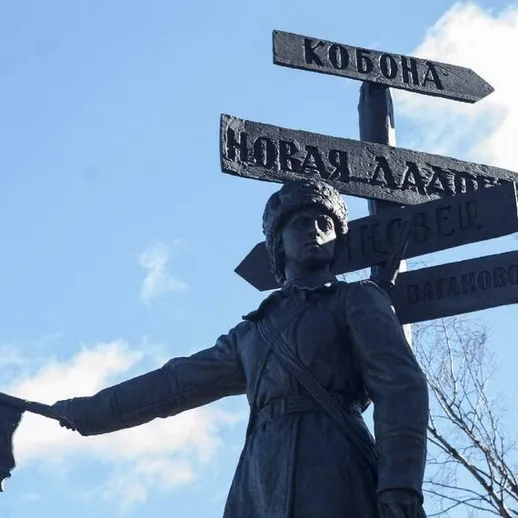 Памятник солдату в Кобоне с указателями на Новой Ладоге в ясный день