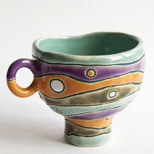 Яркая керамическая кружка с необычным дизайном и цветами, созданная вручную в арт-студии