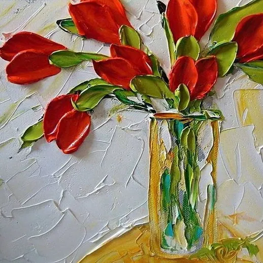 Красивый букет красных тюльпанов в стеклянной вазе на фоне светлой стены