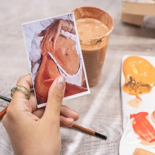 Создание живописи: процесс рисования модели с использованием оттенков и инструментов в уютной студии