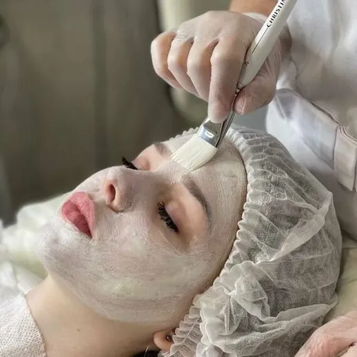 Успокаивающая косметическая процедура для лица в салоне красоты с использованием маски коллагена