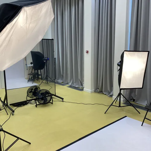 Студия для фотосессий с оборудованием и освещением в нейтральных тонах