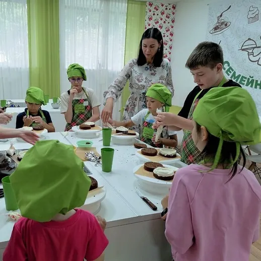 Дети участвуют в мастер-классе по выпечке тортов в уютной кулинарной студии в Москве