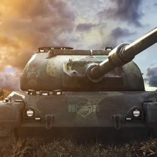Современный танк на фоне заката на открытом поле в военной маневре