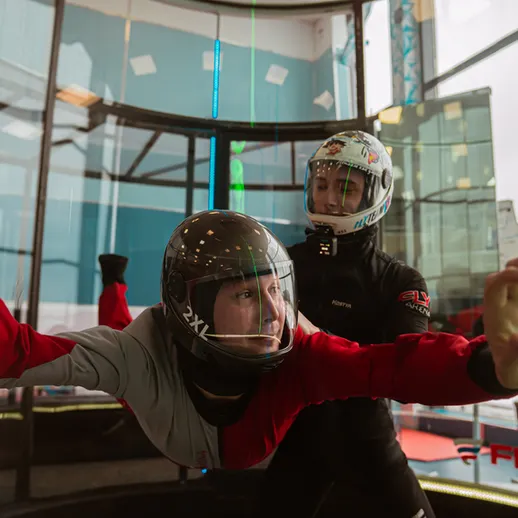 Тренировка по фристайлу в аэродинамической трубе в зимний день