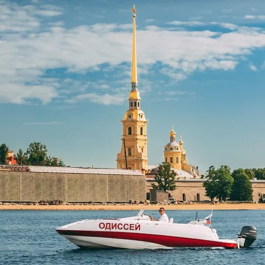 Моторная лодка проходит мимо Петропавловской крепости в Санкт-Петербурге