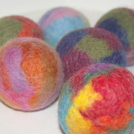 Яркие валяные шарики ручной работы для домашних игр и декора