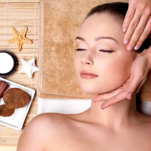 Женщина на процедуре массажа лица в спа-салоне с расслабляющей атмосферой на фоне декора