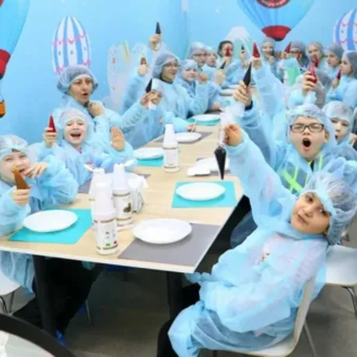 Дети в костюмах на празднике готовят мороженое в кафе с горячими шарами в атмосфере радости