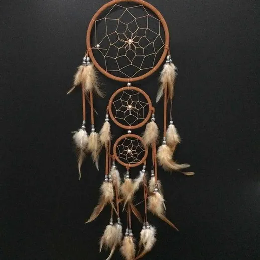 Мечтательница с перьями, украшение для дома, созданное вручную, в теплых тонах и с нежными деталями