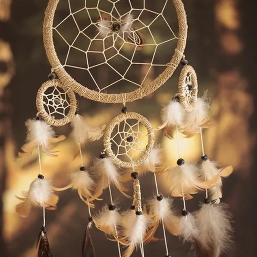 Ветерок уносит сны, индейский ловец снов на фоне золотистых лесов в солнечный день