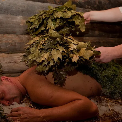 Традиционная баня с листьями в деревенском доме во время финской сауны