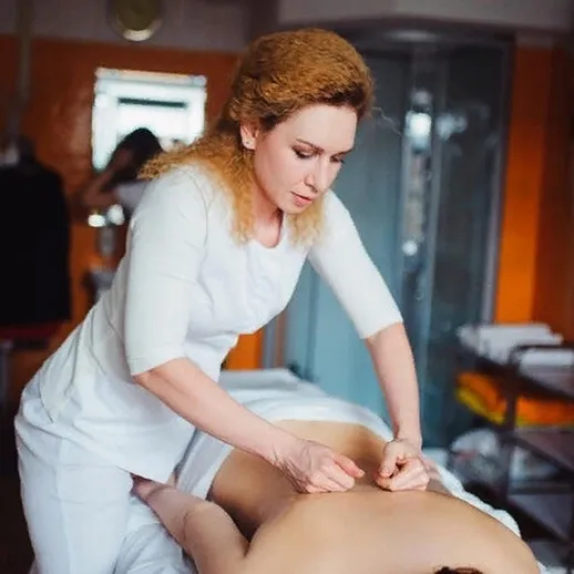 Массажный сеанс с опытным специалистом в спа-салоне, расслабляющая атмосфера и профессиональный подход