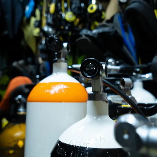 Оборудование для подводного плавания в магазине в вечернее время, включая баллоны и маски для дайвинга