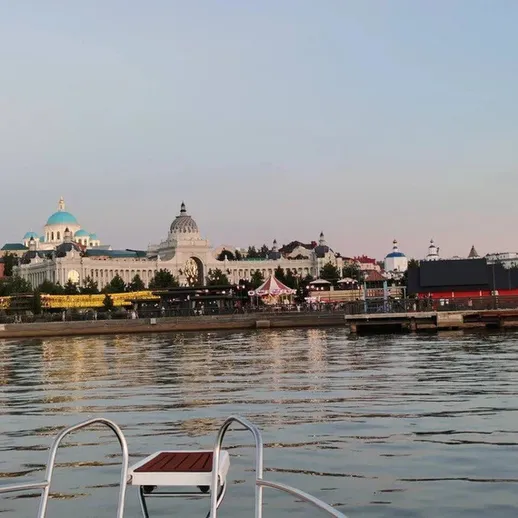 Красивый вид на набережную и здания вдоль воды в вечернее время