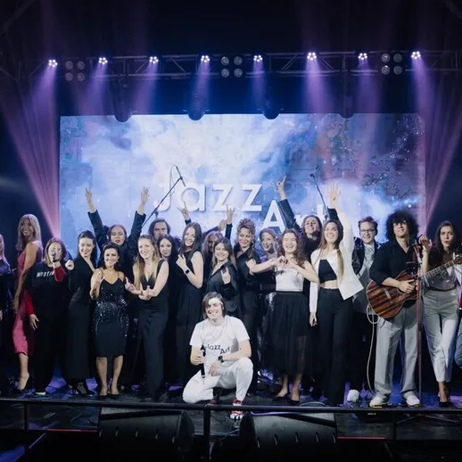 Концерт молодёжной группы в клубе с участием музыкантов и зрителей