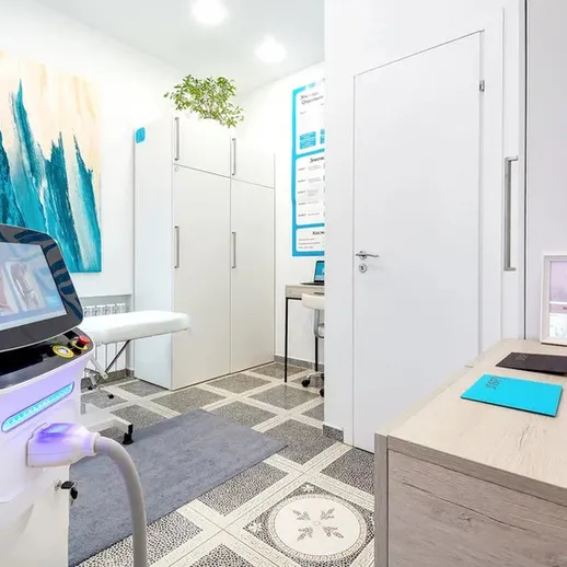 Современный кабинет косметолога с оборудованием для процедур и чистым интерьером