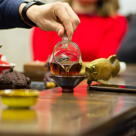 Традиционная чайная церемония в уютном кафе с друзьями осенью