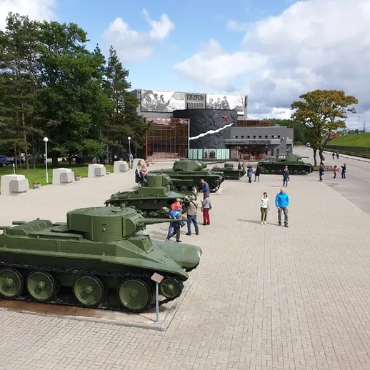 Памятник военной техники на открытом воздухе в памятном Парке около исторического музея
