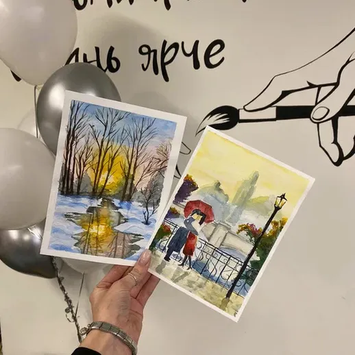 Выставка акварельных работ в уютном пространстве с баллоном и художественными картинами