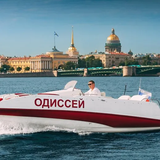 Корабль Одиагейн на фоне Исаакиевского собора в Санкт-Петербурге