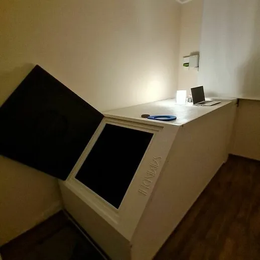 Оригинальный современный кабинет с стильной мебелью и уютным освещением