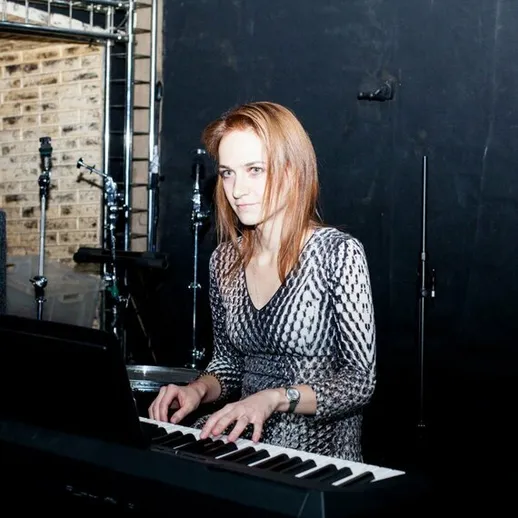 Музыкант в студии на клавишных инструментах во время репетиции в вечернее время