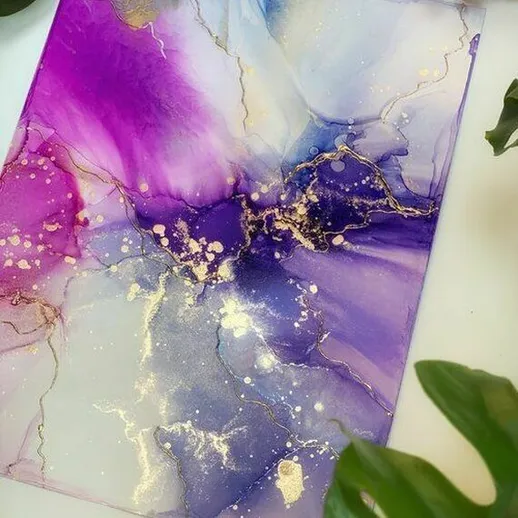 Красивое абстрактное искусство в фиолетовых и розовых тонах с золотыми акцентами на столе