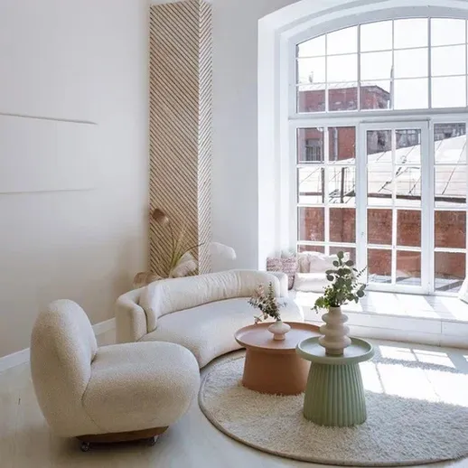 Красивый интерьер современного пространства с большими окнами и стильной мебелью