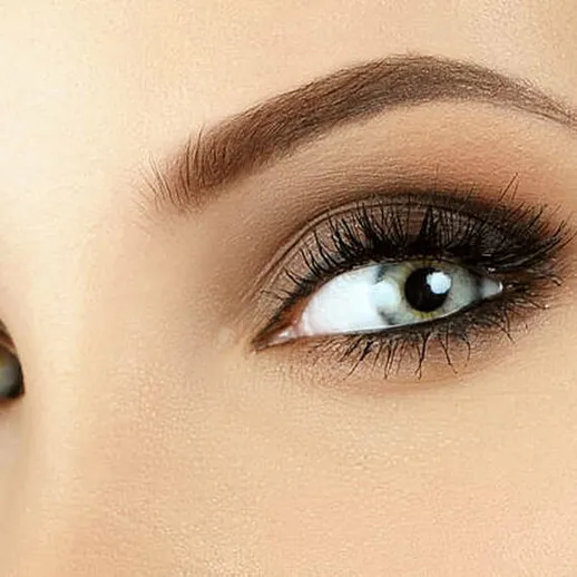 Глубокий взгляд женщины с выразительными глазами и аккуратными бровями на нейтральном фоне