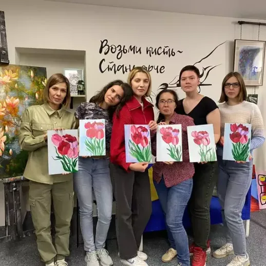 Групповая живопись цветков тюльпанов в художественной студии в весенний день