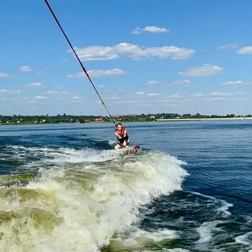 Катайся на водных лыжах на реке в солнечный день, наслаждаясь активным отдыхом и адреналином на волнах