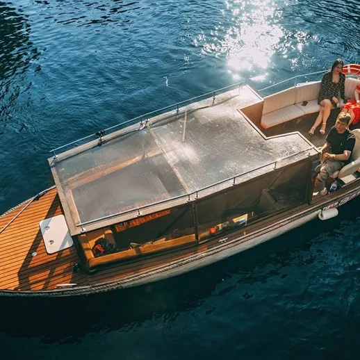 Летний отдых на лодке с друзьями на чистом озере в солнечный день