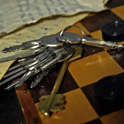 Ключи на шахматной доске на фоне старой карты, отражающие атмосферу затерянного места