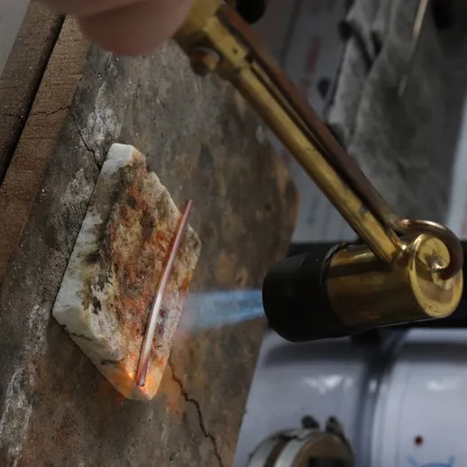 Работа с горелкой: обработка материала в мастерской