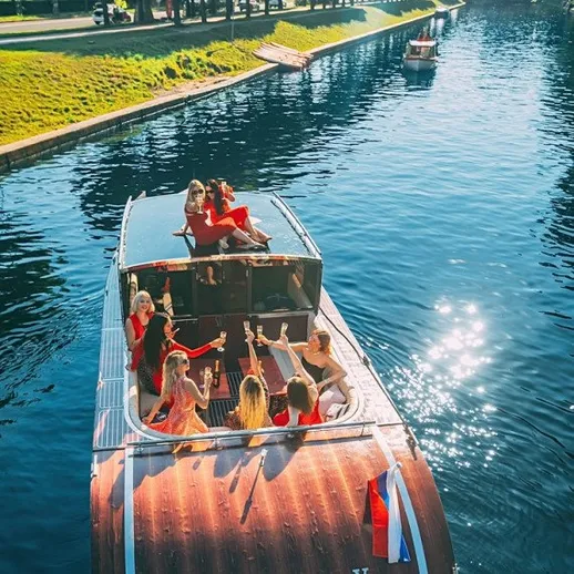 Группа людей на лодке в Италии наслаждается днем на воде и солнце