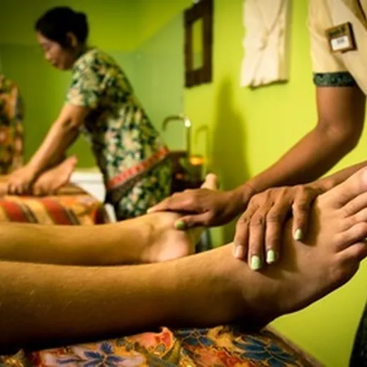 Профессиональный массаж в спа-салоне с расслабляющей атмосферой и опытными массажистами