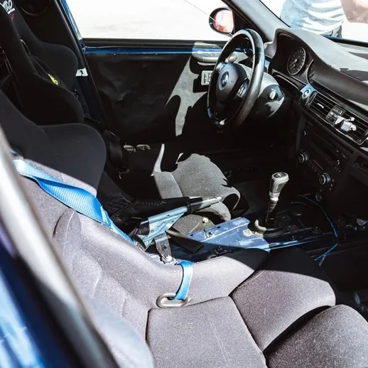 Интерьер спортивного автомобиля на трассе, подготовленный для гонок в солнечный день