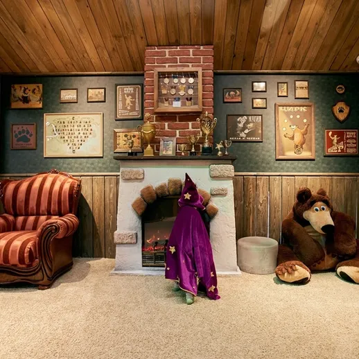 Волшебная комната с уютным интерьером и игрушками в тёплом свете