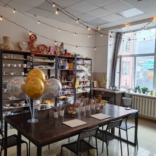 Уютное пространство для творчества с декорациями и воздушными шарами в мастерской