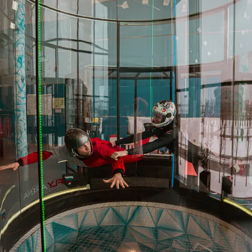 Воздушные акробаты в туннеле свободного падения в зимней FLY ARENA