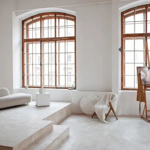 Просторное арт-пространство с естественным освещением и уютной атмосферой